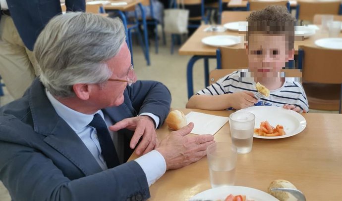 Cortés comprueba la comida ofrecida en un comedor escolar.