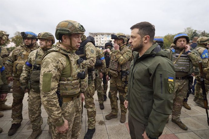 Archivo - Arquivo - 14 de setembro de 2022, Ucrânia, Izium: O presidente ucraniano Volodymyr Zelensky (C) conversa com o comandante das forças terrestres Oleksandr Syrsky (L), durante um passeio a pé pela cidade libertada de Izium. Zelensky fez uma visita