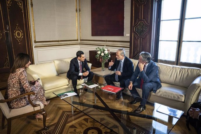 El presidente de la Junta de Andalucía, Juanm Moreno, reunido con el presidente y consejero delegado de Typsa, Pablo Bueno Tomás.
