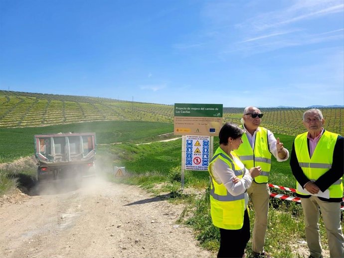 Visita a las obras en un camino rural de Santo Tomé