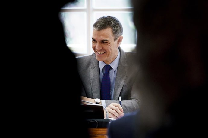 El presidente del Gobierno, Pedro Sánchez, junto a varios ministros se reúne con representantes de empresarios y sindicatos, en el Palacio de la Moncloa, a 2 de abril de 2025, en Madrid (España). El motivo de la reunión es analizar la coyuntura geopolític