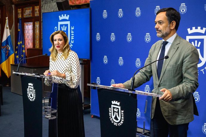 Archivo - La presidenta del Cabildo de Tenerife, Rosa Dávila, y el vicepresidente, Lope Afonso, para informar sobre los acuerdos del Consejo de Gobierno