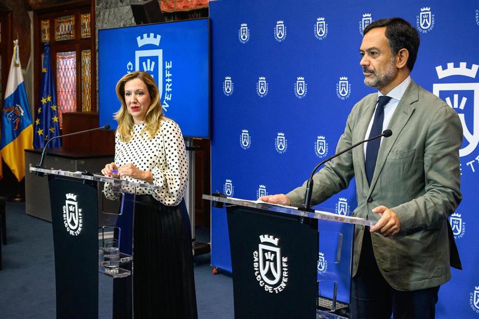 Archivo - La presidenta del Cabildo de Tenerife, Rosa Dávila, y el vicepresidente, Lope Afonso, para informar sobre los acuerdos del Consejo de Gobierno