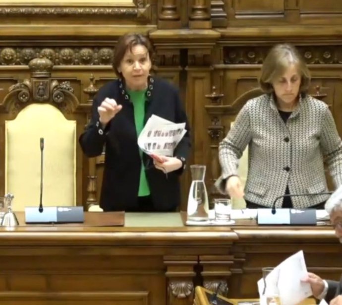 La alcaldesa de Gijón, Carmen Moriyón, suspende el Pleno Municipal por las interrupciones de trabajadores de Emulsa.