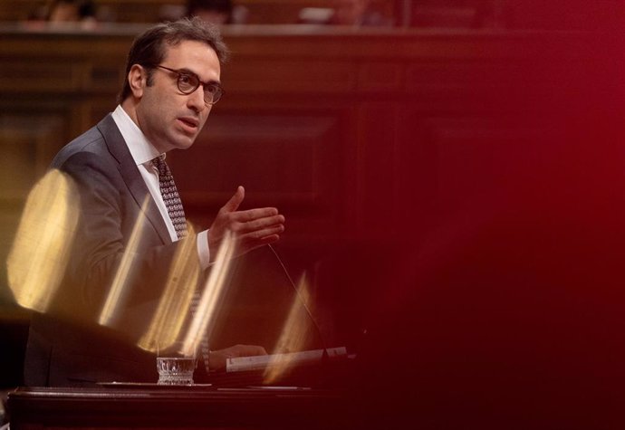 El ministro de Economía, Carlos Cuerpo, interviene durante una sesión plenaria en el Congreso de los Diputados, a 9 de abril de 2025, en Madrid (España).