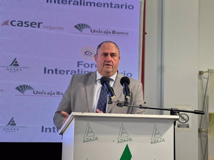 El consejero de Agricultura, Julián Martínez Lizán, en la asamblea de Asaja.