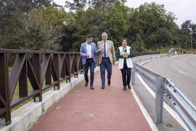 El consejero de Fomento, Roberto Media (centro); el alcalde de Ruiloba, Julio Pinna, y la concejala María Eugenia Martínez