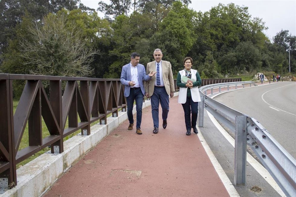 El consejero de Fomento, Roberto Media (centro); el alcalde de Ruiloba, Julio Pinna, y la concejala María Eugenia Martínez