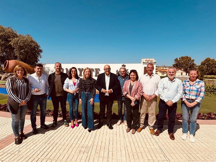 La diputada provincial por el PP de Málaga y secretaria de área de Gestión Urbanística de la formación provincial, Nieves Atencia, junto a alcaldes de la Axarquía.