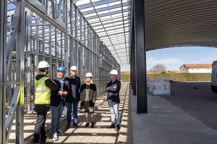El alcalde de Camargo, Diego Movellán, visita las obras de la última fase de la pista polideportiva de Escobedo (Camargo)