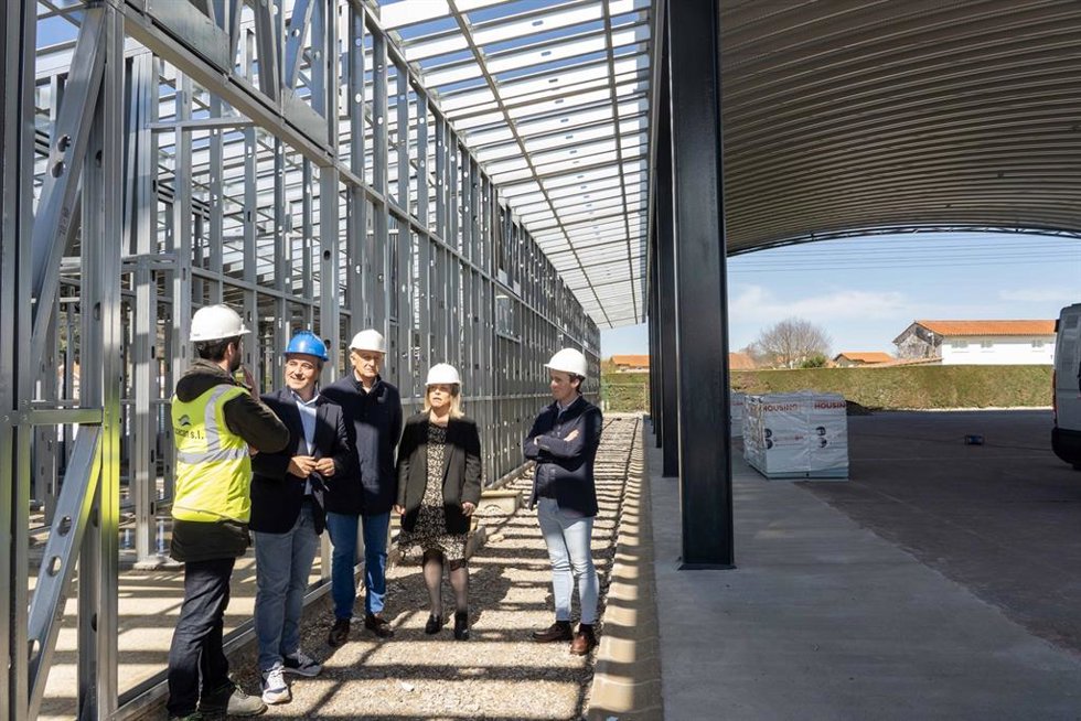 El alcalde de Camargo, Diego Movellán, visita las obras de la última fase de la pista polideportiva de Escobedo (Camargo)