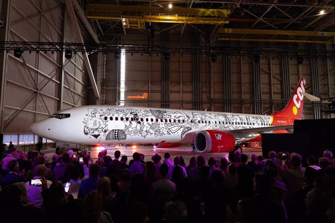 Corendon’s anniversary aircraft features a full-body tattoo design by legendary Dutch tattoo artist Henk Schiffmacher. Covering nearly 200 square meters, it is the world’s first fully tattooed plane. The tattoo on the engine represents a pirate, the etern