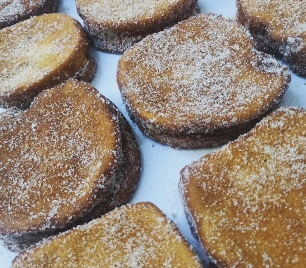 El Ayuntamiento de Cuevas de San Marcos (Málaga) se ha marcado como reto la elaboración de una torrija gigante solidaria de diez metros de largo en un acto previsto para este Viernes de Dolores a beneficio de la protectora de animales del municipio.