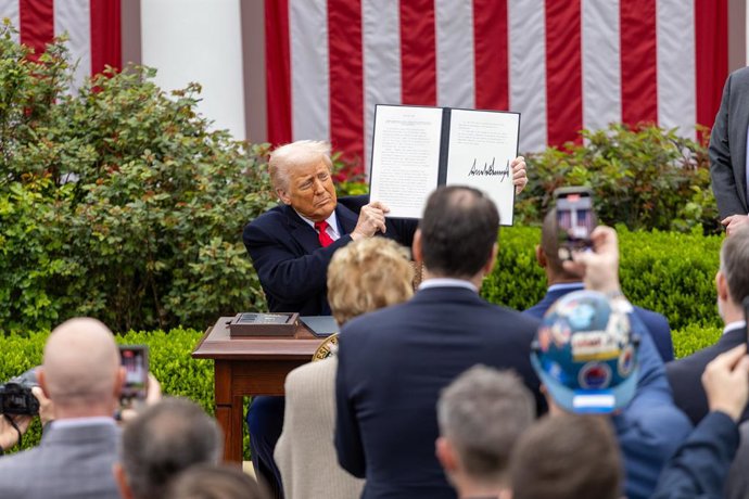 WASHINGTON, 2 de abril de 2025 -- O presidente dos EUA, Donald Trump, mostra uma ordem executiva sobre "tarifas recíprocas" no Rose Garden da Casa Branca em Washington, D.C., Estados Unidos, em 2 de abril de 2025. Em meio a uma oposição generalizada, o pr