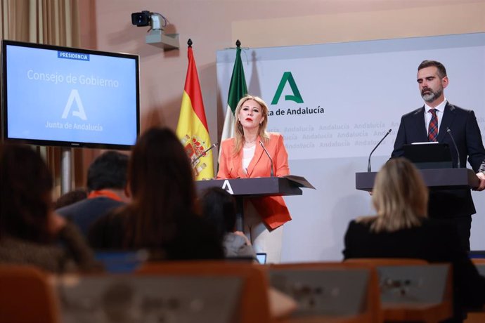 La consejera de Economía y portavoz del Gobierno, Carolina España; y el consejero de Agricultura,, Ramón Fernández-Pacheco, este miércoles en la rueda de prensa posterior al Consejo de Gobierno.