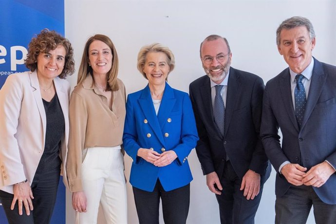 El líder del PP, Albeto Núñez Feijóo, y la presidenta de la Comisión Europea, Ursula von der Leyen, junto a la presidenta del Parlamento europeo, Roberta Metsola, el presidente del PPE, Manfred Weber, y la portavoz del PP en Bruselas, Dolors Montserrat.