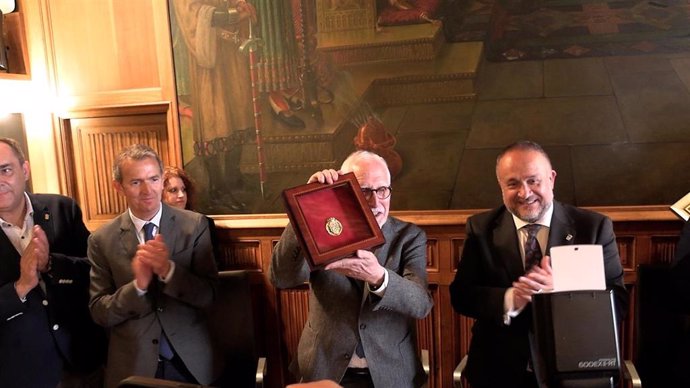 Luis Mateo Díez con la Medalla de oro de la Provincia de León