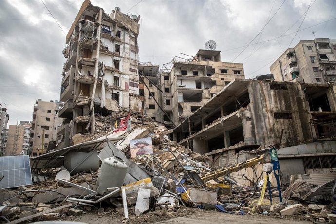 Archivo - Arquivo - 28 de novembro de 2024, Beirute, Líbano: Vista de um prédio destruído após dois meses de ataque aéreo israelense em Dahiyeh, na Grande Beirute. Um cessar-fogo mediado pelos EUA entre Israel e o Hezbollah entrou em vigor às 4h, horário 
