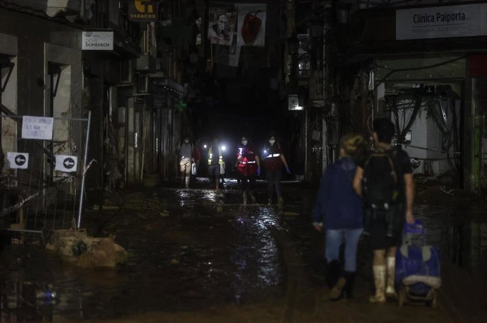 Archivo - Varias personas en una calle de paiporta a 6 de noviembre de 2024