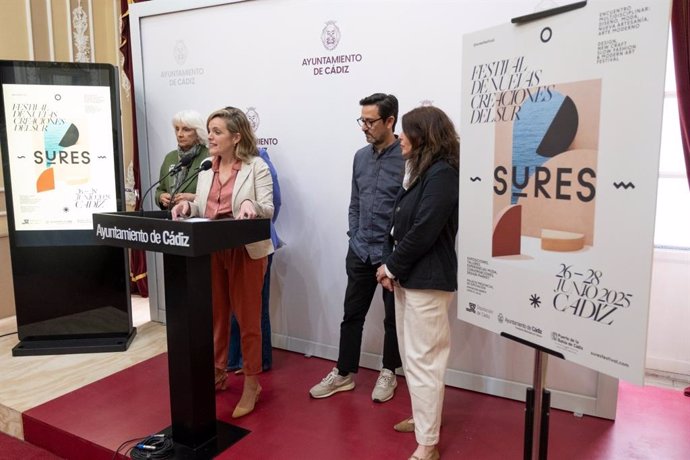 La teniente de alcalde de Cultura en el Ayto de Cádiz, Maite González, la responsable de Cultura en la Diputación, Vanesa Beltrán, la presidenta de la APBC, Teófila Martínez, y los organizadores de Sures, Ana Sánchez y Daniel Vázquez, en rueda de prensa