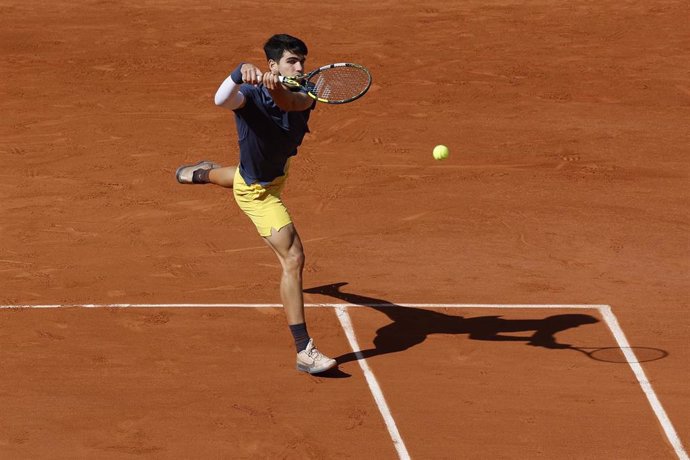 Archivo - El tenista español Carlos Alcaraz golpea una bola durante un torneo