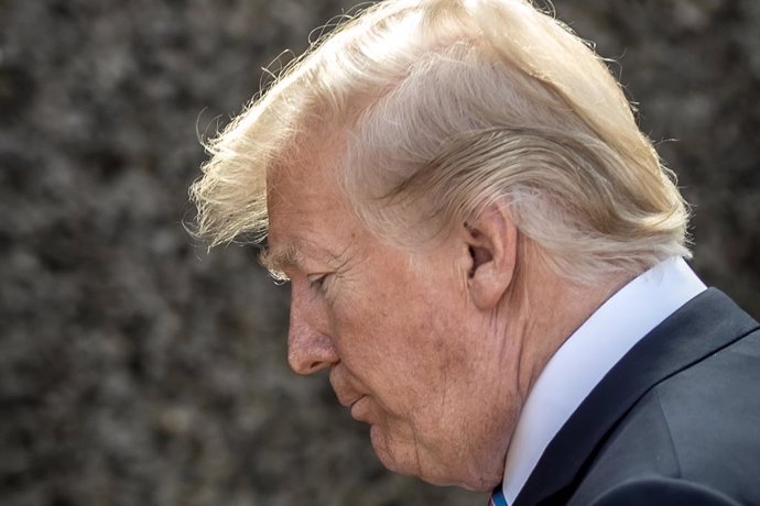 Archivo - FILED - 09 June 2018, Canada, La Malbaie: US President Donald Trump leaves the G7 Summit location after a press conference. US President Donald Trump said he wants the economy to reopen by the Easter holiday on April 12, claiming that the shutdo