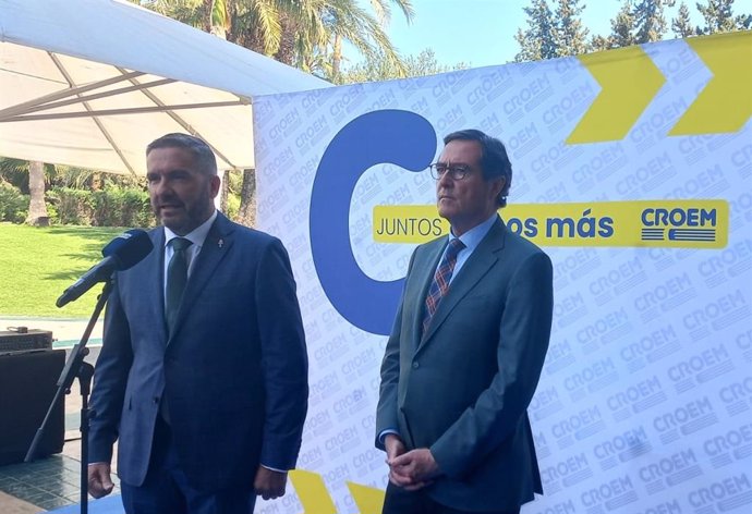 El presidente de CROEM, Miguel López Abad, a la izquierda, y el presidente de la CEOE, Antonio Garamendi