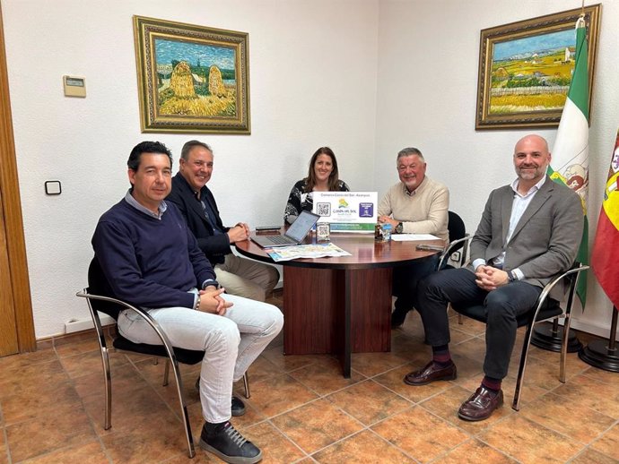 El presidente de la Mancomunidad Axarquía, Jorge Martín, junto los representantes de Aehcos Andrés Herrero, Javier Hernández, y Damián Toboso.