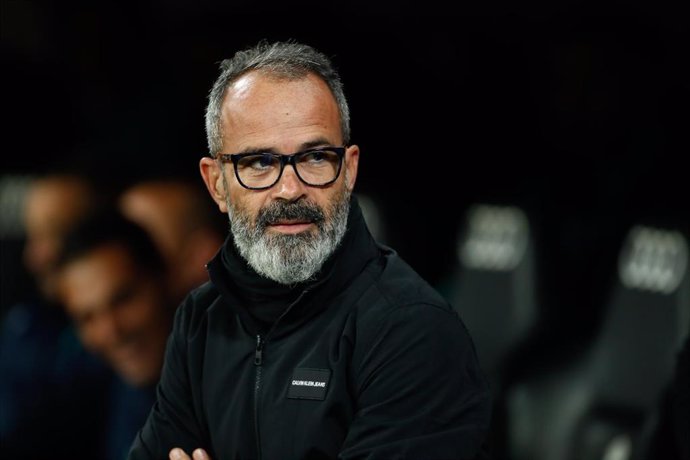 Archivo - El entrenador del CD Tenerife, Álvaro Cervera, durante un partido.