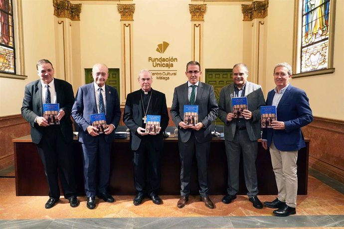 El periodista Pedro Luis Gómez presenta su nuevo libro en el Centro Cultural Fundación Unicaja de Málaga.