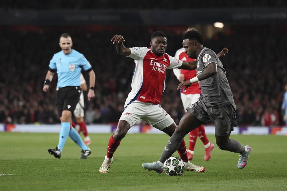 Vinicius Junior trata de irse de Thomas Partey en el Arsenal-Real Madrid de la Liga de Campeones 24-25