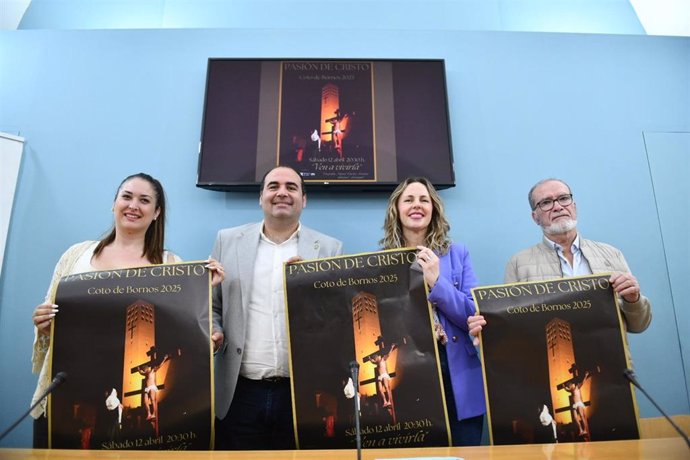 La responsable de Cultura de la Diputación de Cádiz, Vanesa Beltrán, el alcalde de Bornos, Hugo Palomares, la delegada de Coto de Bornos, Laura Barrios, y Antonio Díaz, de la Asociación Los Barracones, presentan La Pasión de Cristo