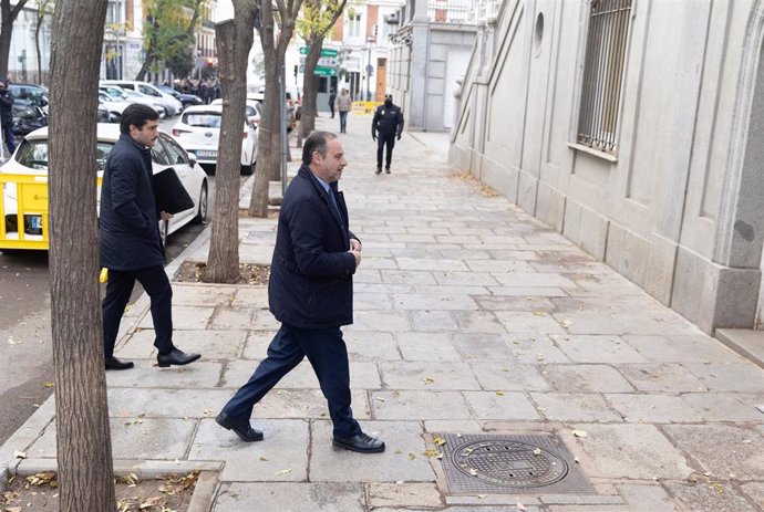 Archivo - El exministro de Transportes, José Luis Ábalos, a su llegada a declarar como imputado por el ‘caso Koldo’, en el Tribunal Supremo, a 12 de diciembre de 2024, en Madrid (España).