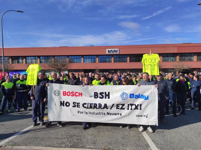 Archivo - Imagen de archivo de una concentración de trabajadores de BSH Esquíroz en contra del cierre de la planta.