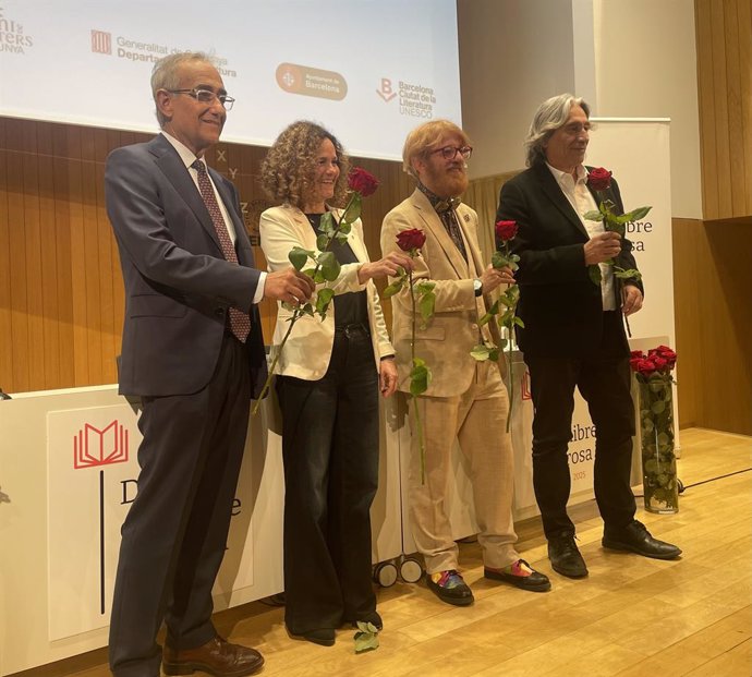 El president de la Cambra del Llibre Patrici Tixis, la consellera Sònia Hernández, el president del Gremi de Llibreters Èric del Arco i el regidor Xavier Marcé, en la presentació de Sant Jordi