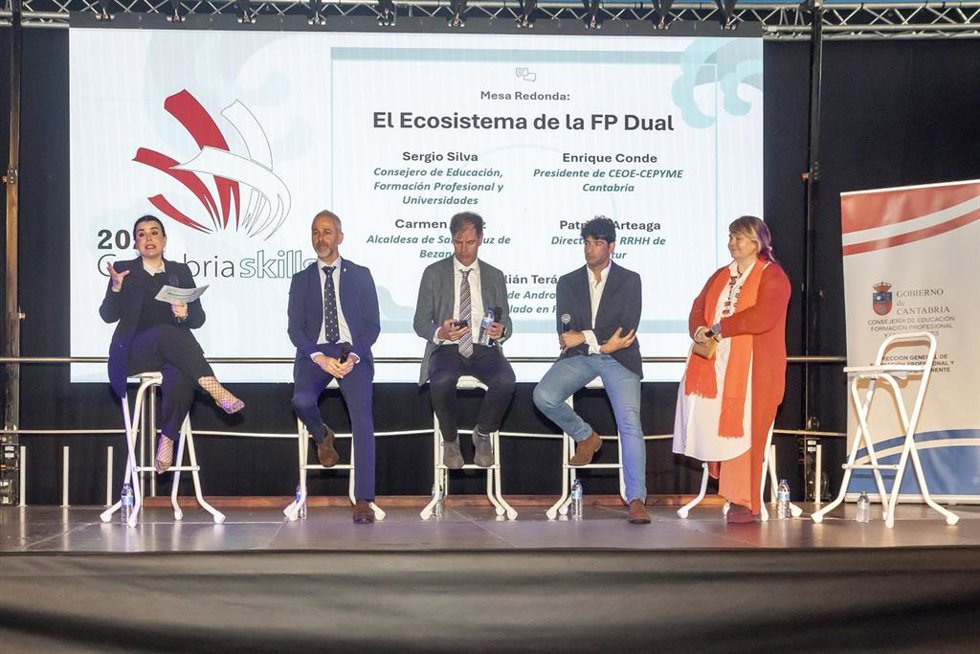El consejero de Educación, Formación Profesional y Universidades, Sergio Silva, participa en la mesa redonda El ecosistema FP Dual, con motivo de las Cantabria Skills 2025.