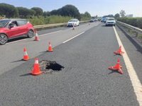 Cortada la A-49 de Bollullos a Niebla (Huelva) para reparar un socavón de dos metros provocado por las intensas lluvias