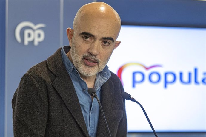 Archivo - El líder del PP en Barcelona, Daniel Sirera, durante una rueda de prensa, en la sede del PP en Catalunya
