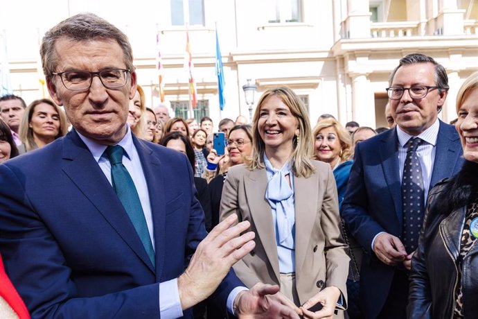 Archivo - El presidente del Partido Popular, Alberto Núñez Feijóo (1i); la portavoz del PP en el Senado, Alicia Gracía (2i), y el secretario general del PP de Madrid, Alfonso Serrano (1d), en la plaza de la Marina, a 3 de abril de 2024, en Madrid (España)