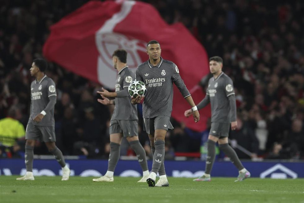El delantero del Real Madrid Kylian Mbappé, ante el Arsenal en la ida de cuartos de final de la Champions 2024-2025.