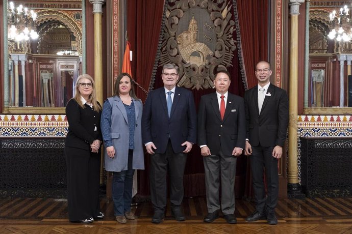 El alcalde de Bilbao, Juan Mari Aburto, en el Salón Árabe del Ayuntamiento junto al director ejecutivo del Centro para Ciudades Habitables de Singapur (Centre for Liveable Cities (CLC)), Hugh Lim.
