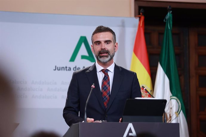 El consejero de Agricultura, Pesca, Agua y Desarrollo Rural, Ramón Fernández-Pacheco, interviene durante la rueda de prensa posterior al Consejo de Gobierno.