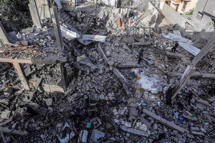 Archivo - Una casa palestina destruida en Rafá, en el sur de la Franja de Gaza