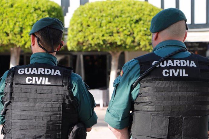Archivo - Patrulla de agentes de la Guardia Civil.