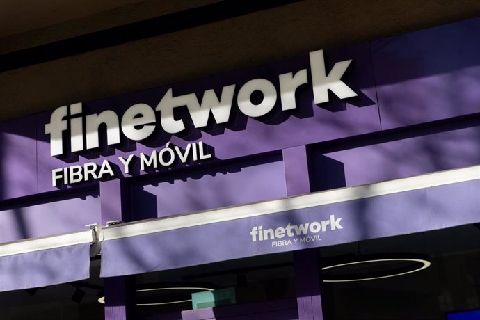 Archivo - Fachada de una tienda de Finetwork, a 2 de enero de 2025, en Madrid (España). 