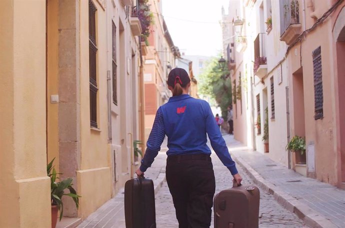 Archivo - Transporte de maletas en MRW.