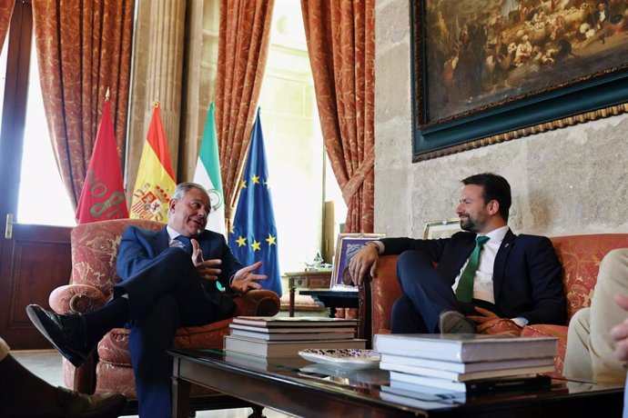 El presidente del PP de Asturias, Álvaro Queipo, este miércoles junto al alcande de Sevilla, José Luis Sanz.