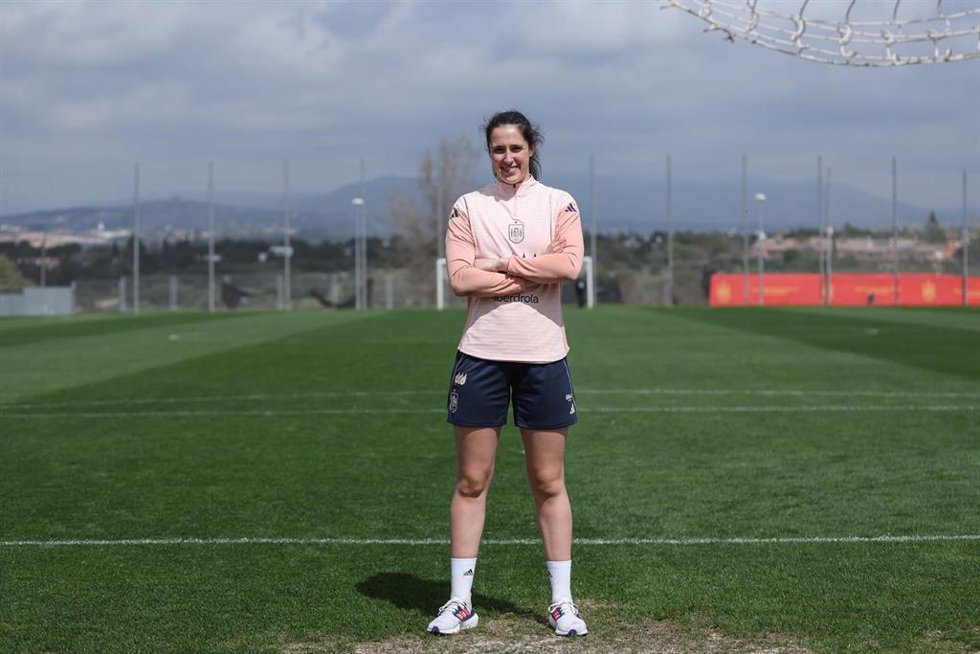 La guardameta de la seleccion española Eunate Astralaga posa en la Ciudad del Fútbol de Las Rozas (Madrid)