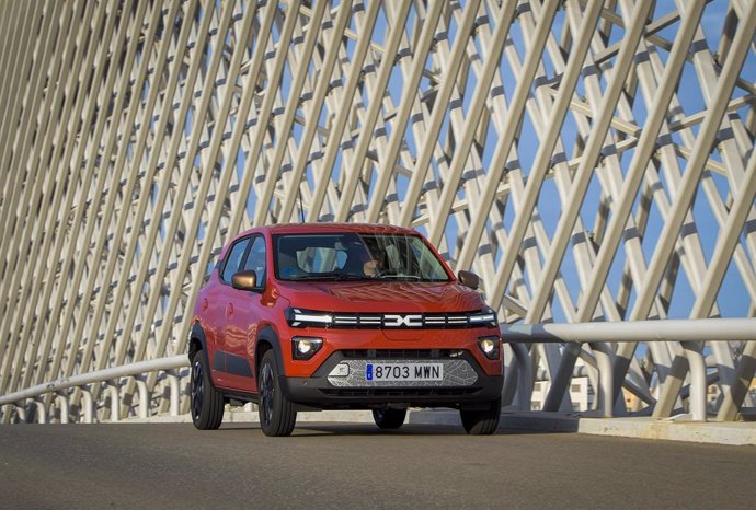 Archivo - Dacia adelanta la ayuda de hasta 7.000 euros del Plan Moves en el modelo Spring eléctrico desde abril.