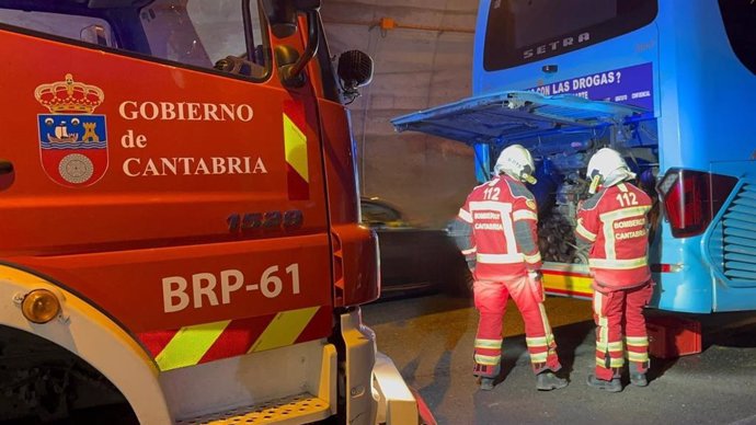 Bomberos en el túnel de Gedo de la A-8, donde se ha incendiado el motor de un autobús